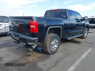 2015 GMC Sierra 2500HD Denali z VIN 1GT120E86FF667058, wystawiony jako IAAI lot #42212058 z przebiegiem 104 069 mil mil oraz . Historia ofert i sprzedaży dostępna na DreamBid. Obrazek 4.