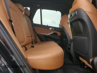 2024 BMW X5 xDrive40i z VIN 5UX23EU09R9S17979, wystawiony jako Copart lot #48359735 z przebiegiem 12 564 mil mil oraz Szkody całkowita. Historia ofert i sprzedaży dostępna na DreamBid. Obrazek 11.