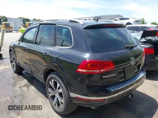2017 Volkswagen Touareg Wolfsburg Edition с VIN WVGRF7BP9HD001737, выставлен на аукционе IAAI как лот 42280198 с пробегом 159 257 миль миль и . История ставок и продаж доступна на DreamBid. Изображение 3.