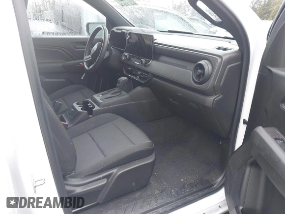 2023 Chevrolet Colorado 2WD Work Truck z VIN 1GCGSBECXP1210035, wystawiony jako IAAI lot #41906185 z przebiegiem 15 001 mil mil oraz . Historia ofert i sprzedaży dostępna na DreamBid. Obrazek 5.