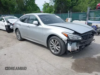 2015 Infiniti Q70 z VIN JN1BY1AR7FM560915, wystawiony jako IAAI lot #42191330 z przebiegiem 158 255 mil mil oraz . Historia ofert i sprzedaży dostępna na DreamBid. Obrazek 1.