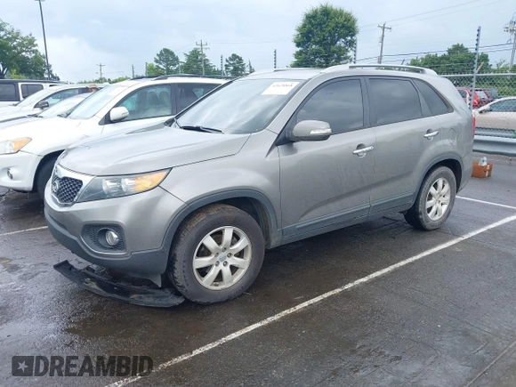 2013 Kia Sorento LX z VIN 5XYKT3A6XDG409434, wystawiony jako IAAI lot #42628868 z przebiegiem 161 972 mil mil oraz . Historia ofert i sprzedaży dostępna na DreamBid. Obrazek 2.