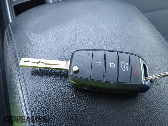 2017 Kia Sorento LX z VIN 5XYPGDA32HG265986, wystawiony jako IAAI lot #42571760 z przebiegiem 108 677 mil mil oraz . Historia ofert i sprzedaży dostępna na DreamBid. Obrazek 11.