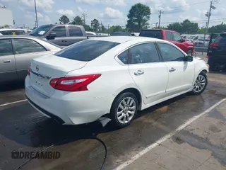 2017 Nissan Altima SR z VIN 1N4AL3AP3HC237252, wystawiony jako IAAI lot #42158198 z przebiegiem 138 672 mil mil oraz . Historia ofert i sprzedaży dostępna na DreamBid. Obrazek 4.