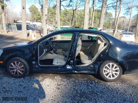 2010 Volkswagen Jetta Sedan Limited with VIN 3VWRX7AJ8AM035447, listed as a IAAI auction lot 41598577 with 146,888 mi miles. Bid and sale history available at carsss.com. Image 6.