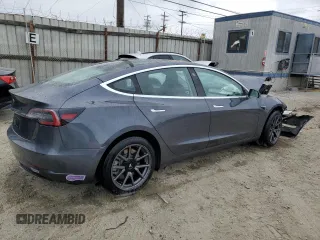 2018 Tesla Model 3 Long Range Battery z VIN 5YJ3E1EA7JF123805, wystawiony jako Copart lot #56034325 z przebiegiem 90 249 mil mil oraz Szkoda całkowita • Salvage title. Historia ofert i sprzedaży dostępna na DreamBid. Obrazek 3.