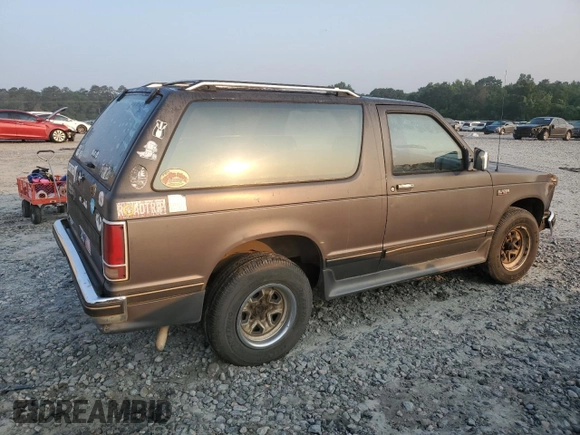 1988 Chevrolet Blazer z VIN 1GNCS18R7J8221699, wystawiony jako Copart lot #59299785 z przebiegiem 307 873 mil mil oraz Czysty tytuł • Clean title. Historia ofert i sprzedaży dostępna na DreamBid. Obrazek 3.