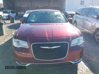 2016 Chrysler 300 Anniversary Edition z VIN 2C3CCAAG7GH248441, wystawiony jako IAAI lot #41450063 z przebiegiem 139 732 mil mil oraz . Historia ofert i sprzedaży dostępna na DreamBid. Obrazek 12.