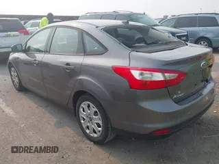 2012 Ford Focus SE z VIN 1FAHP3F24CL227225, wystawiony jako IAAI lot #42389939 z przebiegiem 135 197 mil mil oraz . Historia ofert i sprzedaży dostępna na DreamBid. Obrazek 3.