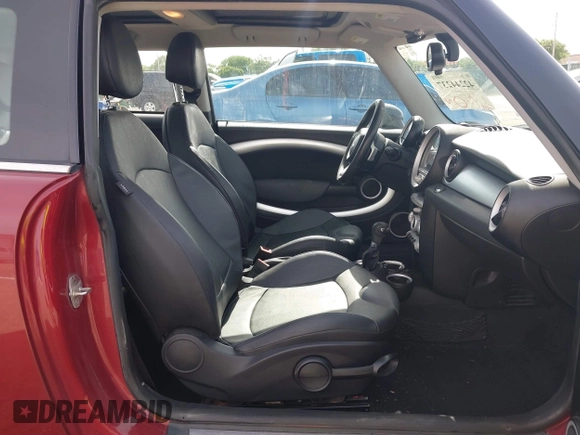 2009 MINI Hardtop z VIN WMWMF33579TW73000, wystawiony jako IAAI lot #42244237 z przebiegiem 108 332 mil mil oraz . Historia ofert i sprzedaży dostępna na DreamBid. Obrazek 5.