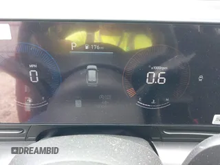 2025 Hyundai Kona SE с VIN KM8HA3AB5SU186210, выставлен на аукционе IAAI как лот 42150185 с пробегом 10 304 миль миль и . История ставок и продаж доступна на DreamBid. Изображение 7.