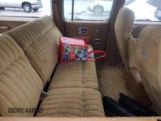 1990 GMC Suburban z VIN 1GKGR26K8LF528125, wystawiony jako Copart lot #84931724 z przebiegiem Nie podano mil oraz Szkody całkowita. Historia ofert i sprzedaży dostępna na DreamBid. Obrazek 11.
