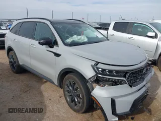 2022 Kia Sorento SX z VIN 5XYRK4LF8NG096339, wystawiony jako IAAI lot #42256465 z przebiegiem 68 430 mil mil oraz . Historia ofert i sprzedaży dostępna na DreamBid. Obrazek 1.