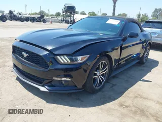 2017 Ford Mustang EcoBoost Premium z VIN 1FATP8UH8H5331324, wystawiony jako IAAI lot #42754503 z przebiegiem 84 209 mil mil oraz . Historia ofert i sprzedaży dostępna na DreamBid. Obrazek 2.