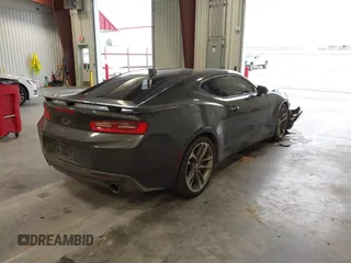 2017 Chevrolet Camaro 2SS z VIN 1G1FH1R78H0101803, wystawiony jako IAAI lot #42331031 z przebiegiem 83 150 mil mil oraz . Historia ofert i sprzedaży dostępna na DreamBid. Obrazek 4.