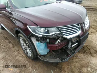 2017 Lincoln MKX Reserve z VIN 2LMPJ8LR3HBL26227, wystawiony jako IAAI lot #41921086 z przebiegiem 131 815 mil mil oraz . Historia ofert i sprzedaży dostępna na DreamBid. Obrazek 6.
