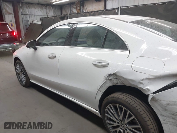 2025 Mercedes-Benz CLA 250 z VIN W1K5J4GB4SN481027, wystawiony jako IAAI lot #40772342 z przebiegiem 533 mil mil oraz . Historia ofert i sprzedaży dostępna na DreamBid. Obrazek 14.
