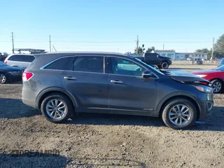 2018 Kia Sorento LX V6 with VIN 5XYPGDA54JG370844, listed as a IAAI auction lot 41412278 with 105,916 mi miles. Bid and sale history available at carsss.com. Image 13.
