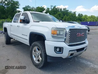 2015 GMC Sierra 2500HD Denali z VIN 1GT120E88FF596591, wystawiony jako IAAI lot #42231271 z przebiegiem 130 578 mil mil oraz . Historia ofert i sprzedaży dostępna na DreamBid. Obrazek 1.