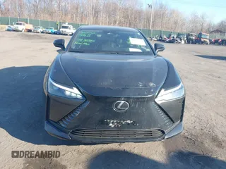 2024 Lexus RZ 300e Premium z VIN JTJABABB9RA005043, wystawiony jako IAAI lot #41452254 z przebiegiem 11 851 mil mil oraz . Historia ofert i sprzedaży dostępna na DreamBid. Obrazek 12.