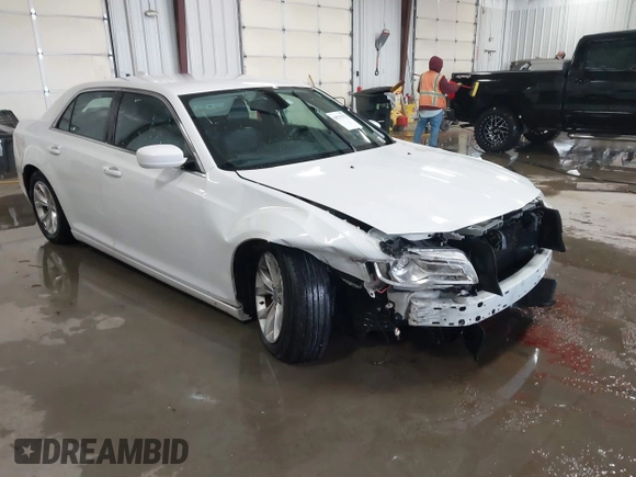 2015 Chrysler 300 Limited with VIN 2C3CCAAG1FH930942, listed as a IAAI auction lot 40791373 with 175,775 mi miles. Bid and sale history available at carsss.com. Image 1.