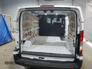 2023 Ford Transit Cargo z VIN 1FTBR1Y82PKB80689, wystawiony jako Copart lot #64601645 z przebiegiem 14 074 mil mil oraz Czysty tytuł • Clean title. Historia ofert i sprzedaży dostępna na DreamBid. Obrazek 6.