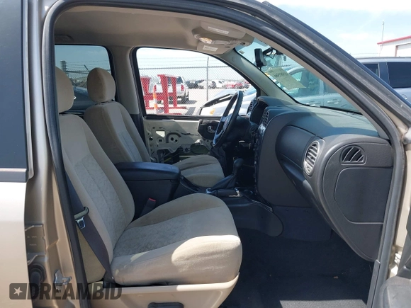 2005 GMC Envoy SLE with VIN 1GKDT13S252264932, listed as a IAAI auction lot 41981566 with 140,566 mi miles. Bid and sale history available at carsss.com. Image 5.