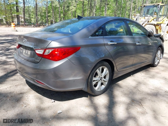 2013 Hyundai Sonata SE with VIN 5NPEC4AC1DH615985, listed as a IAAI auction lot 42070601 with 136,435 mi miles. Bid and sale history available at carsss.com. Image 4.