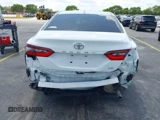 2024 Toyota Camry LE z VIN 4T1R11AK5RU881936, wystawiony jako IAAI lot #42080937 z przebiegiem 13 302 mil mil oraz . Historia ofert i sprzedaży dostępna na DreamBid. Obrazek 6.