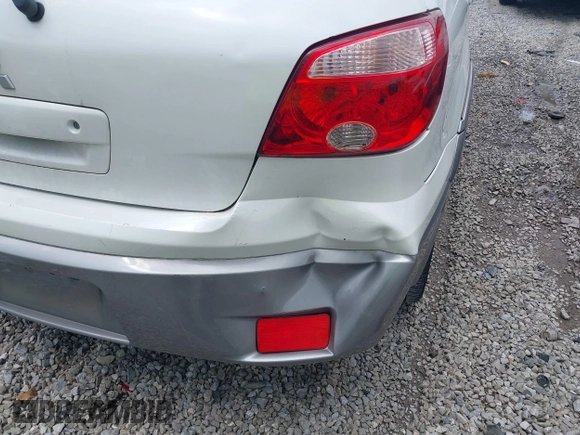 2005 Mitsubishi Outlander XLS with VIN JA4LX41F95U031468, listed as a IAAI auction lot 42114377 with 172,413 mi miles. Bid and sale history available at carsss.com. Image 6.