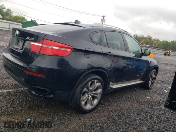 2013 BMW X6 xDrive50i z VIN 5UXFG8C55DL591991, wystawiony jako Copart lot #58042525 z przebiegiem 144 370 mil mil oraz Czysty tytuł • Clean title. Historia ofert i sprzedaży dostępna na DreamBid. Obrazek 3.