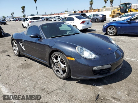 2006 Porsche Boxster z VIN WP0CA29876U712814, wystawiony jako Copart lot #49630945 z przebiegiem 66 044 mil mil oraz Szkoda całkowita • Salvage title. Historia ofert i sprzedaży dostępna na DreamBid. Obrazek 4.