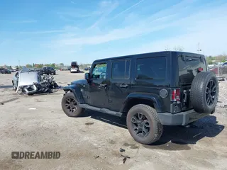 2017 Jeep Wrangler Unlimited Sahara z VIN 1C4BJWEG4HL692465, wystawiony jako IAAI lot #42097994 z przebiegiem 135 692 mil mil oraz . Historia ofert i sprzedaży dostępna na DreamBid. Obrazek 3.