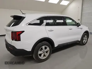 2022 Kia Sorento LX z VIN 5XYRGDLC2NG075039, wystawiony jako Copart lot #56570695 z przebiegiem 81 911 mil mil oraz Czysty tytuł • Clean title. Historia ofert i sprzedaży dostępna na DreamBid. Obrazek 3.
