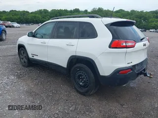 2016 Jeep Cherokee Latitude z VIN 1C4PJMCS4GW332918, wystawiony jako IAAI lot #42447507 z przebiegiem 97 575 mil mil oraz . Historia ofert i sprzedaży dostępna na DreamBid. Obrazek 3.