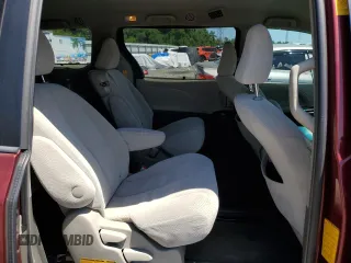 2014 Toyota Sienna LE AAS z VIN 5TDKK3DC6ES497651, wystawiony jako Copart lot #53358245 z przebiegiem 233 102 mil mil oraz Szkody całkowita. Historia ofert i sprzedaży dostępna na DreamBid. Obrazek 11.