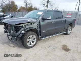 2022 Ram 1500 Big Horn z VIN 1C6SRFFT4NN381744, wystawiony jako IAAI lot #41621744 z przebiegiem 48 414 mil mil oraz . Historia ofert i sprzedaży dostępna na DreamBid. Obrazek 2.