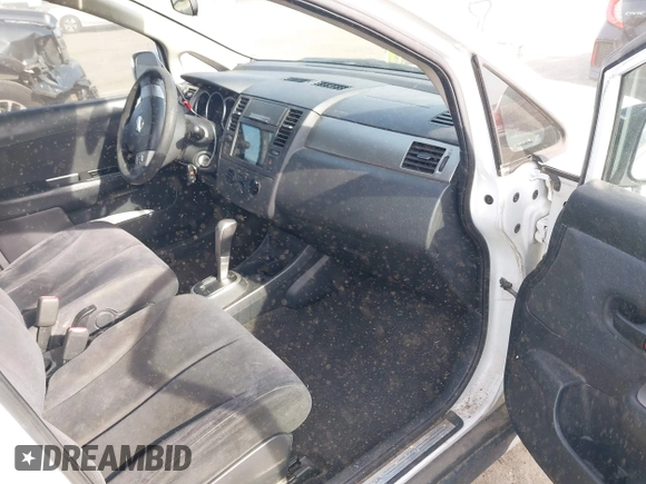 2008 Nissan Versa S z VIN 3N1BC13E48L380605, wystawiony jako IAAI lot #42075458 z przebiegiem 216 340 mil mil oraz . Historia ofert i sprzedaży dostępna na DreamBid. Obrazek 5.