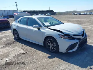 2023 Toyota Camry SE z VIN 4T1T11BK4PU102236, wystawiony jako IAAI lot #42001524 z przebiegiem 50 818 mil mil oraz . Historia ofert i sprzedaży dostępna na DreamBid. Obrazek 1.