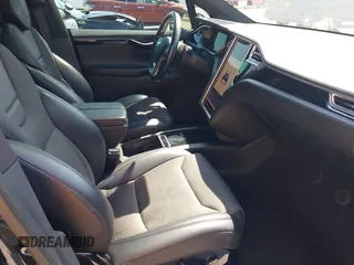 2017 Tesla Model X 90D z VIN 5YJXCBE23HF027198, wystawiony jako IAAI lot #42439451 z przebiegiem 111 122 mil mil oraz . Historia ofert i sprzedaży dostępna na DreamBid. Obrazek 5.