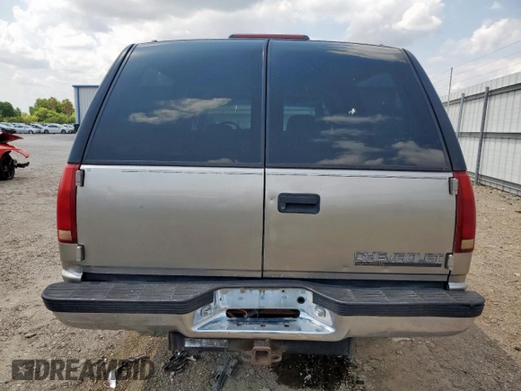 1999 Chevrolet Suburban z VIN 3GNFK16R2XG191868, wystawiony jako Copart lot #57620165 z przebiegiem 128 526 mil mil oraz Szkoda całkowita • Salvage title. Historia ofert i sprzedaży dostępna na DreamBid. Obrazek 6.
