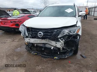 2018 Nissan Pathfinder SL z VIN 5N1DR2MM6JC647790, wystawiony jako IAAI lot #41223318 z przebiegiem 127 855 mil mil oraz . Historia ofert i sprzedaży dostępna na DreamBid. Obrazek 6.