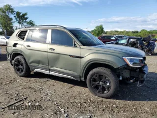 2024 Volkswagen Atlas Peak Edition SEL z VIN 1V2GR2CA8RC583867, wystawiony jako Copart lot #55641005 z przebiegiem 5 798 mil mil oraz Szkoda całkowita • Salvage title. Historia ofert i sprzedaży dostępna na DreamBid. Obrazek 4.