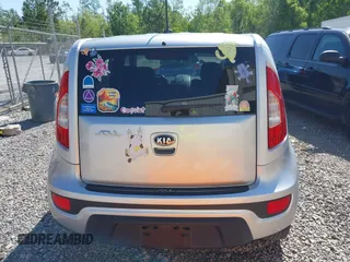 2013 Kia Soul + z VIN KNDJT2A69D7558159, wystawiony jako IAAI lot #41978478 z przebiegiem 223 717 mil mil oraz . Historia ofert i sprzedaży dostępna na DreamBid. Obrazek 16.