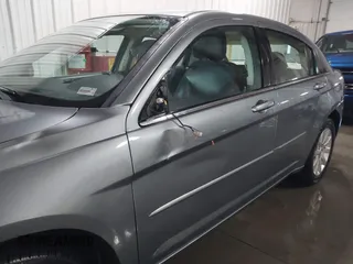 2010 Chrysler Sebring Limited z VIN 1C3CC5FD8AN134758, wystawiony jako IAAI lot #41190558 z przebiegiem 259 904 mil mil oraz . Historia ofert i sprzedaży dostępna na DreamBid. Obrazek 6.