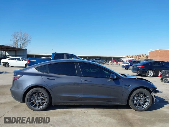 2022 Tesla Model 3 Long Range z VIN 5YJ3E1EB9NF197127, wystawiony jako IAAI lot #41366323 z przebiegiem 56 559 mil mil oraz . Historia ofert i sprzedaży dostępna na DreamBid. Obrazek 14.