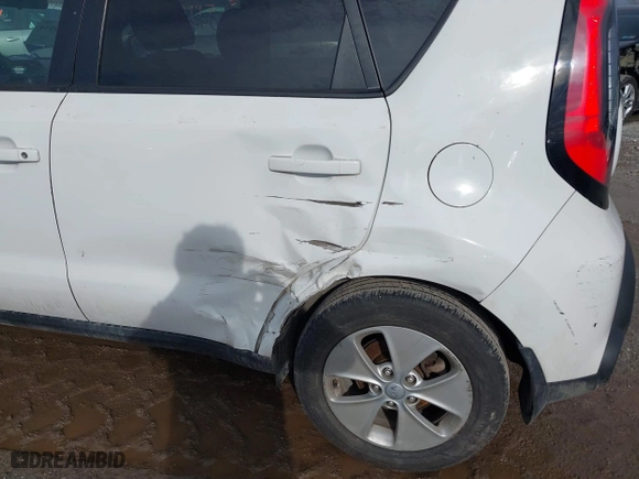 2014 Kia Soul with VIN KNDJN2A28E7111086, listed as a IAAI auction lot 41280944 with 122,006 mi miles. Bid and sale history available at carsss.com. Image 6.