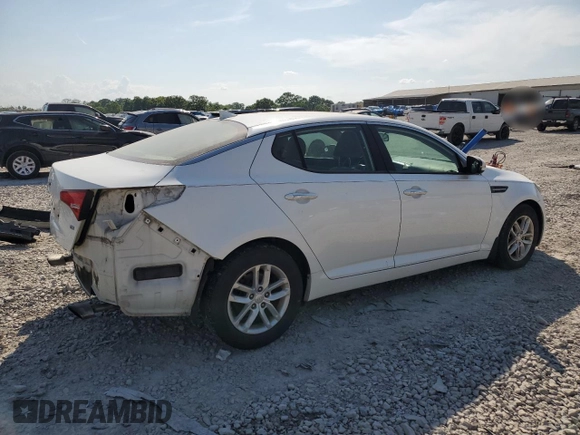 2013 Kia Optima LX z VIN KNAGM4A73D5423831, wystawiony jako Copart lot #55223375 z przebiegiem 180 138 mil mil oraz Tytuł czysty. Historia ofert i sprzedaży dostępna na DreamBid. Obrazek 3.