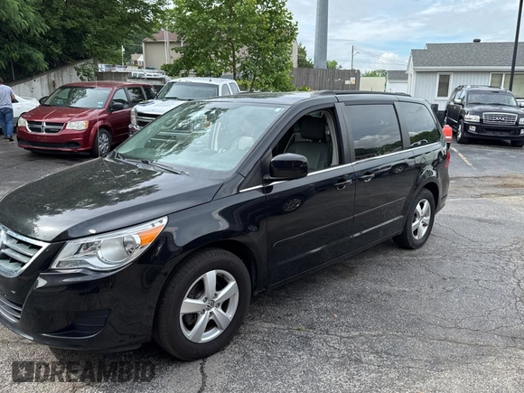 2011 Volkswagen Routan SE z VIN 2V4RW3DG6BR803179, wystawiony jako Copart lot #61144745 z przebiegiem 151 556 mil mil oraz Czysty tytuł • Clean title. Historia ofert i sprzedaży dostępna na DreamBid. Obrazek 2.