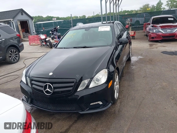 2011 Mercedes-Benz E 350 Luxury z VIN WDDHF8HB1BA427051, wystawiony jako IAAI lot #42091014 z przebiegiem Nie podano mil oraz . Historia ofert i sprzedaży dostępna na DreamBid. Obrazek 12.
